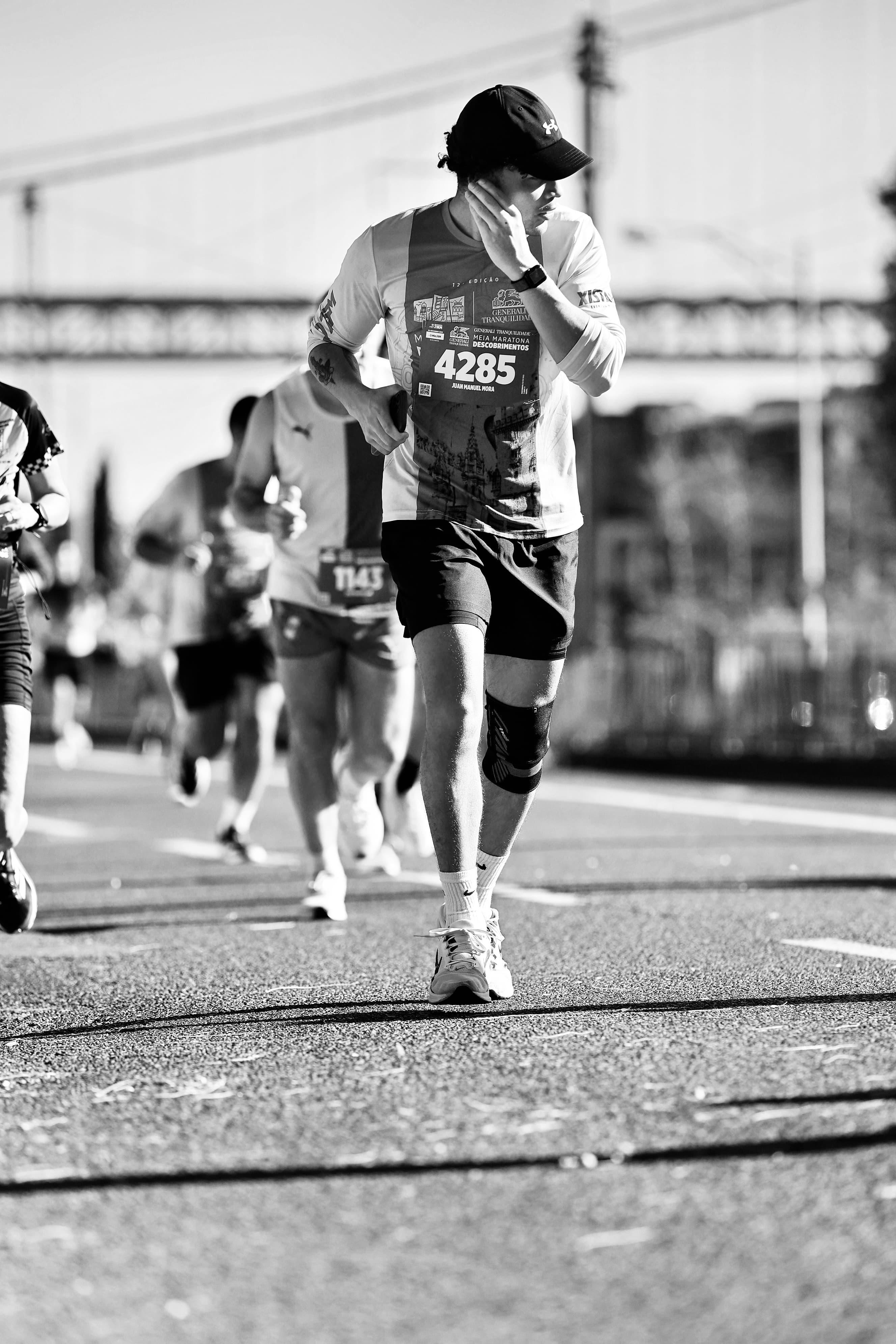 Juan Manuel corriendo durante una carrera, en blanco y negro